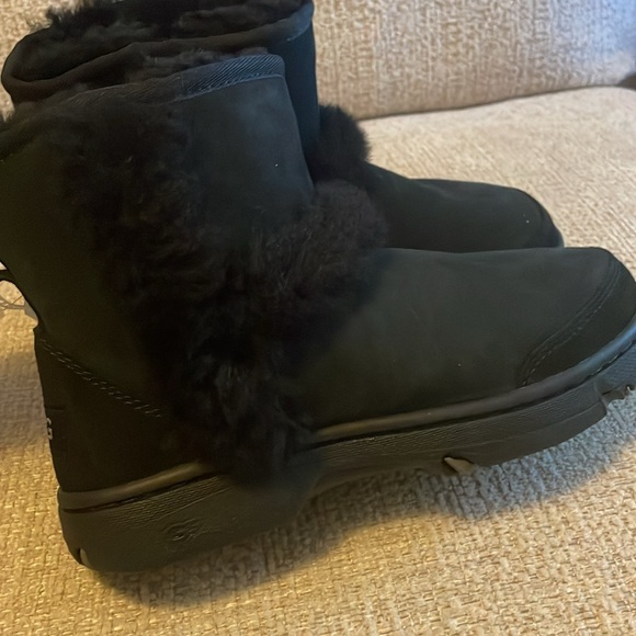 UGG SUNBURST MINI BLACK BOOTS - WOMEN'S - Picture 4 of 9